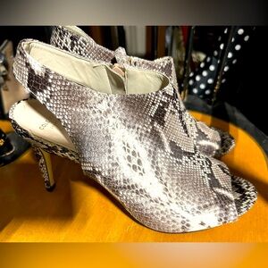 Sz 8 Cole Haan heels